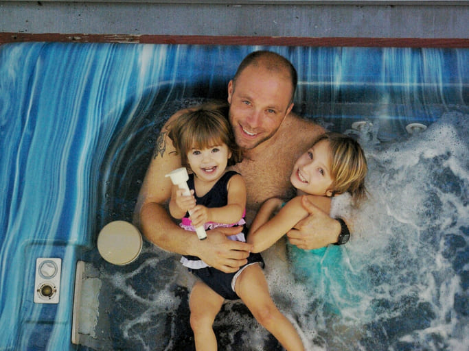 Le kit de démarrage spa permet de désinfecter parfaitement l'eau d'un jacuzzi pour que toute la famille en profite sans risque